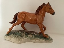 BESWICK MUSTANG WILD HORSE IN CHESTNUT ON CERAMIC PLINTH