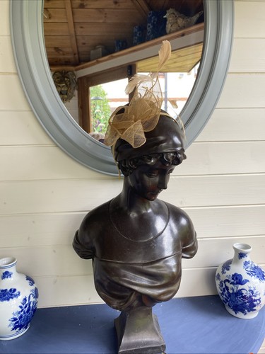 Stunning small gold fascinator - stunning,