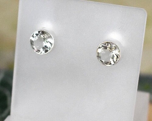 Green amethyst round stud - green,