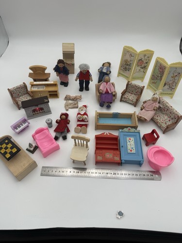 Wooden dolls house - , figures