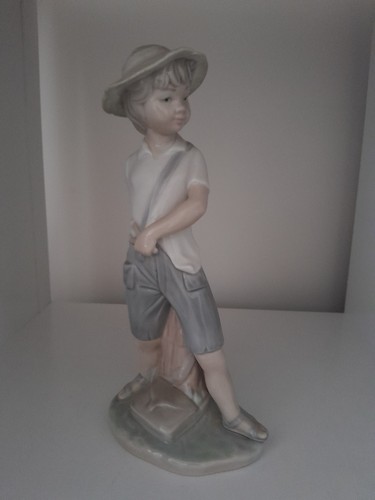 Lladro nao boy with sling - with, shot