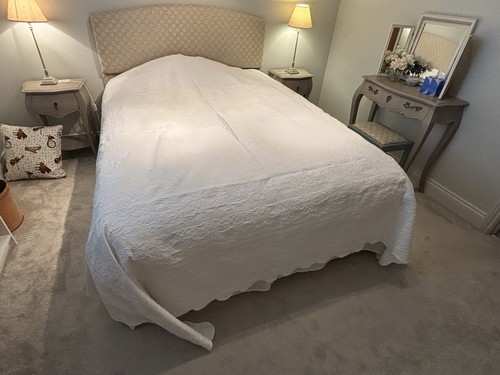 White double bedspread with - double,