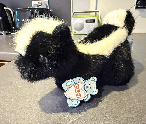 Gund black white skunk small - &,