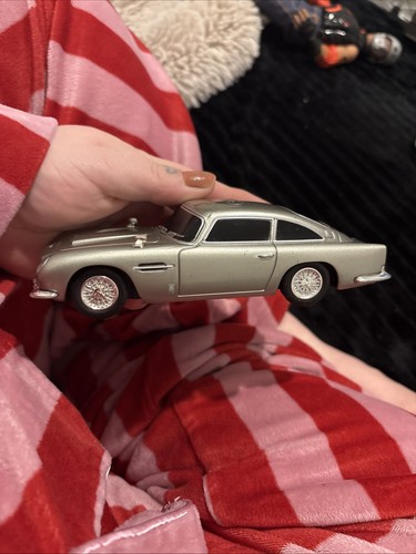 James bond 007 aston martin - james,