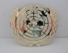 UNITED NATIONS CAP BADGE - UN BERET BADGE ( BRITISH ARMY ).