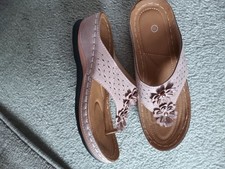 Smart & comfortable toe post sandals, size 6 from cushion walk. worn once. vgc.