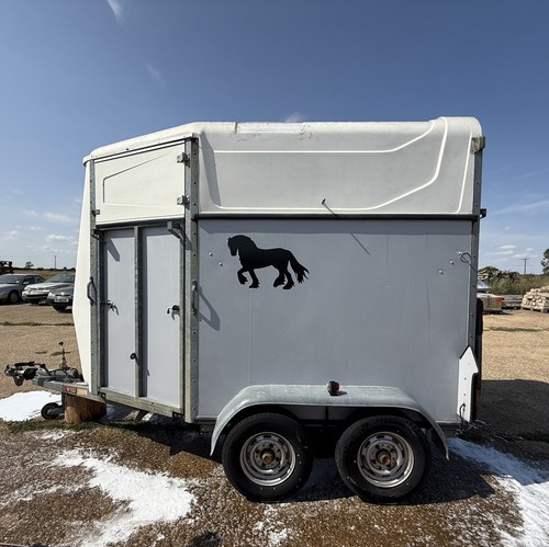 Indespension horse trailer