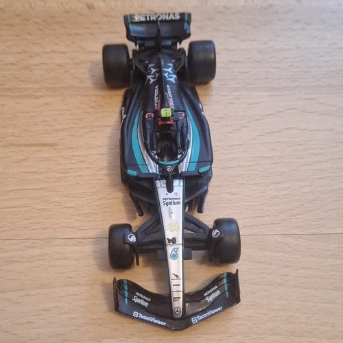 Mercedes petronas lewis - petronas,