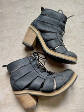 Red or dead black heeled boots