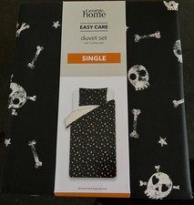 Skulls & Bones (black & white)