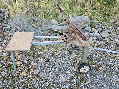 Clay pigeon trap - pigeon,