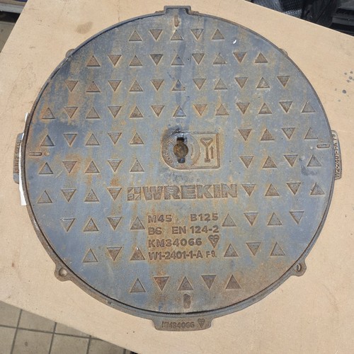 Round cast iron manhole cover - iron,