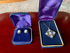 Wedgewood  pendant and matching earrings, white daisy, gold plated silver.