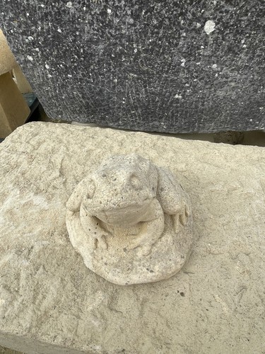 Cotswold stone small frog - cotswold,