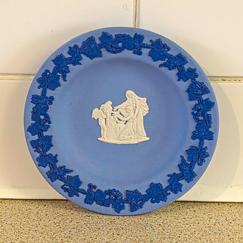 Wedgwood round tri - round, colour