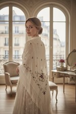 VTG Embroidered Silk Mantón