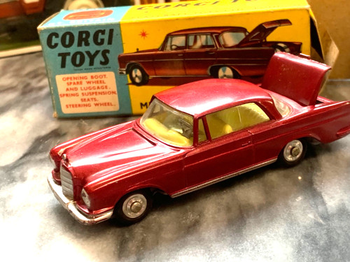 Corgi mercedes benz - corgi., 220