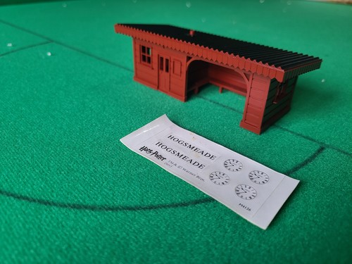 Hornby 500 platform waiting - platform,