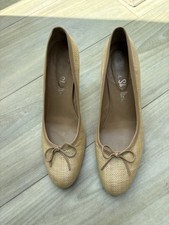 Pretty Jane Shilton Beige