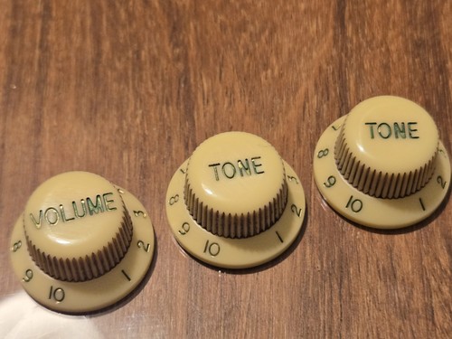 Relic strat knobs - strat, white