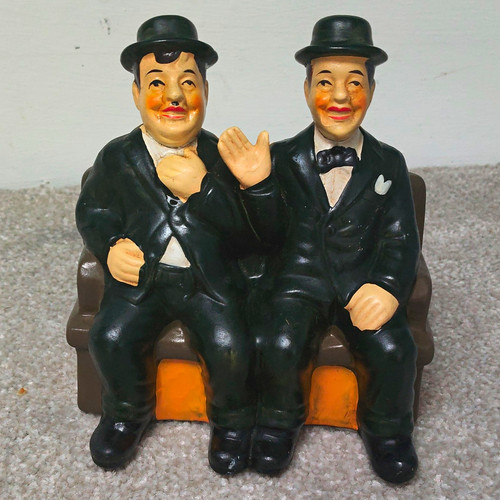 Laurel hardy seated bench - hardy,