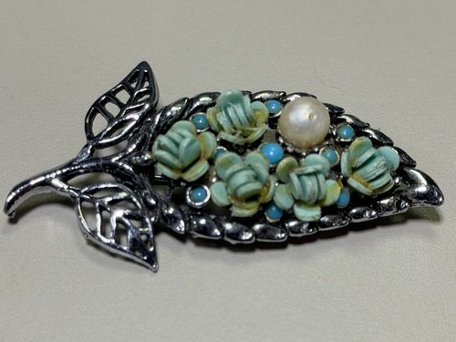 Vintage leaf brooch gold tone - vintage,