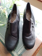 LADIES BLACK LEATHER SHOES. UNWORN. SIZE 8.  COLLECT