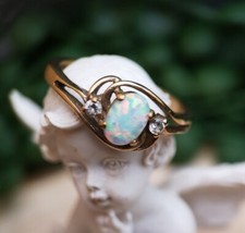 Pretty vintage 9ct yellow Gold Opal Ring with clear shoulder stones 9k