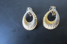 Vintage ribbed gold tone - vintage, gold-tone