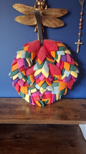 Wreath felt wall hanging - wreath,