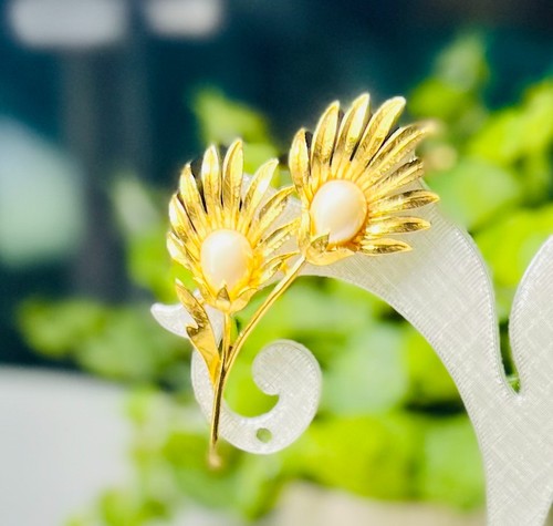 Vintage trifari goltone flower - vintage,