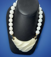 Vintage TRIFARI KUNIO MATSUMOTO Necklace White Cream Lucite Gold Tone Sculptured