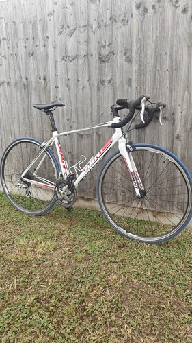 Giant defy road bike medium - road,
