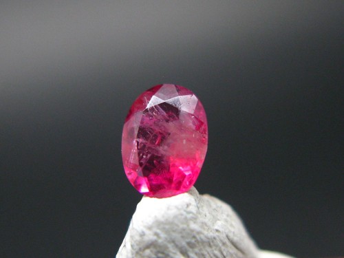 Gem bixbite red beryl emerald - red,