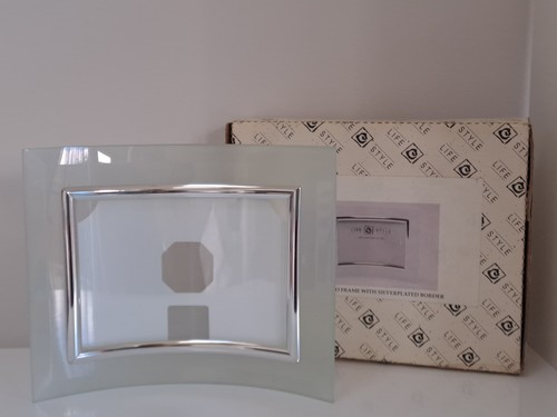 Curved white glass photo - white, fame