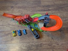 T Rex Takedown Hot Wheels Set