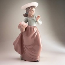 Nao by Lladro Dacia Girl With Flowers Figurine DAISA 1988 18cm Spain Porcelain