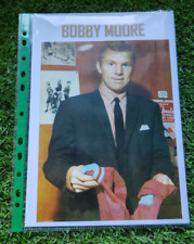 BOBBY MOORE ENGLAND 1966 WORLD CUP SIGNED PAGE RARE SIGNATURE CIRCA 1970