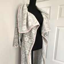 Lipsy Wearable Blanket with