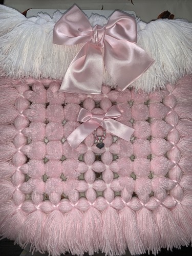 Baby girl motif pom - pom,