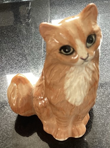 Royal doulton figurine seated - royal,