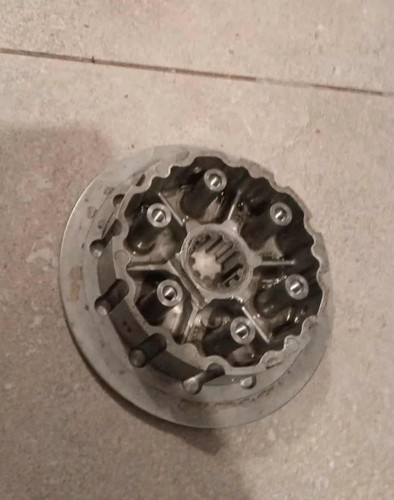 Clutch hub boss inner basket