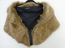 Stunning - Faux fur- shoulder