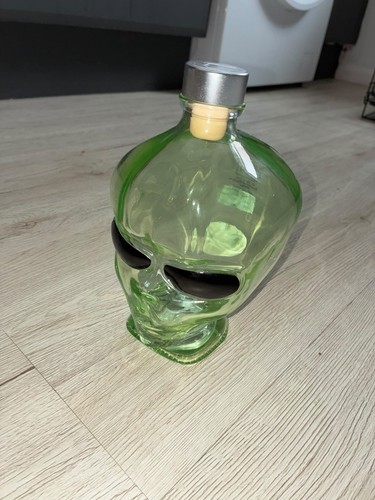 Green glass alien - alien, head