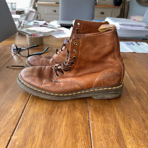 Martens airwair hole - dr,