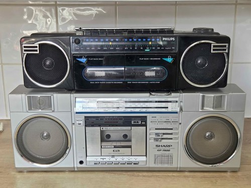 Vintage 1980s boombox - x,