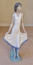 1995 LLADRO NAO 'LADY HOLDING SKIRT' Spanish Porcelain FIGURINE 12" - M33