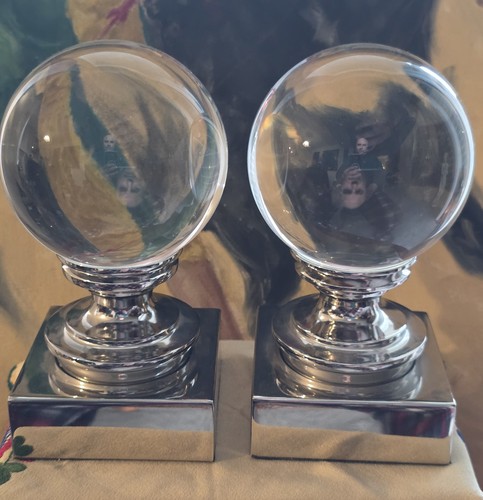 Two clear crystal ball - , table
