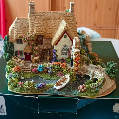 Lilliput lane hand - hand, painted