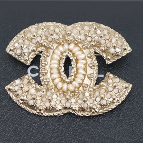 Chanel logo pearl brooch - logo,